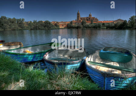 Dock der Rawboats am Fluss Tormes, vor der Kathedrale von Salamanca Salamanca Stockfoto