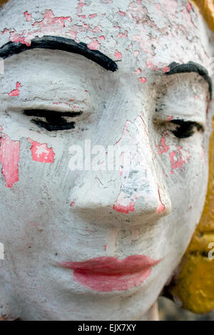 Das Gesicht von rosa und weißen konfrontiert Buddha-Statue ist auf dem Display in einem buddhistischen Tempel in Kampong Cham, Kambodscha. Stockfoto