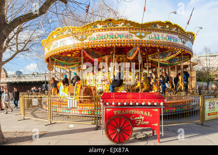 Traditionelle Galoppierende Pferde Merry Go Round oder Kreisverkehr, Southbank, London, England, Großbritannien Stockfoto