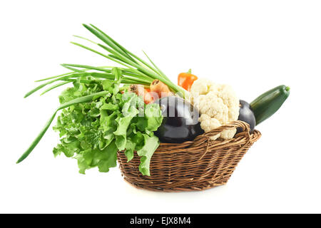 Verschiedene Gemüse in den Korb Stockfoto