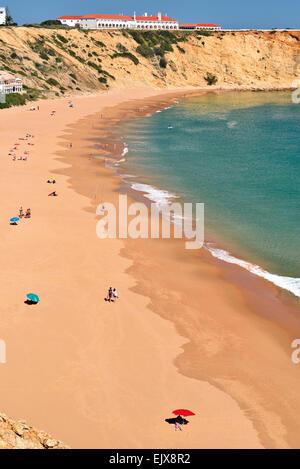 Portugal, Algarve: Bird Eyes-Blick auf Strand Praia da Mareta mit Touristen in Sagres Stockfoto