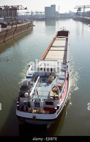 Schiff außerhalb des Hafens umkehren Stockfoto