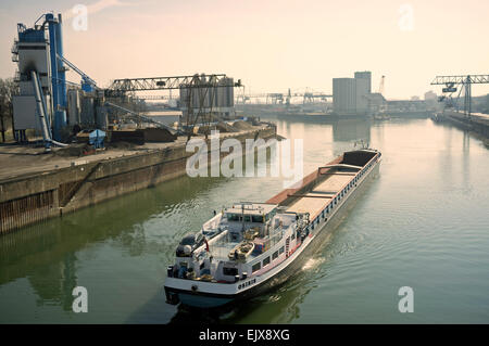 Schiff außerhalb des Hafens umkehren Stockfoto