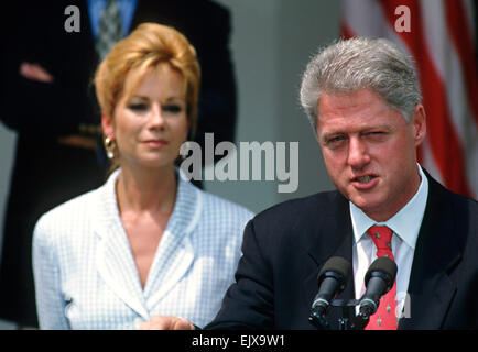 US-Präsident Bill Clinton beschreibt Arbeitnehmerrechte in der Bekleidungsindustrie mit prominenten Kathy Lee Gifford im Rose Garden im Weißen Haus 2. August 1997 in Washington, DC. Stockfoto