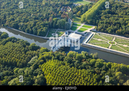 Schloss Chenonceau, Loiretal, Frankreich. Luftaufnahme von einem Ulm Flugzeug zeigt das Schloss und den Fluss Cher. Stockfoto