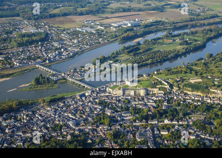 Amboise Stadt und das königliche Schloss aus der Luft. Insel, Campingplatz und Brücke in Sicht. Stockfoto