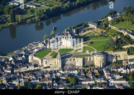 Amboise Stadt und das königliche Schloss aus der Luft. Nahaufnahme mit Details der Gärten Stockfoto