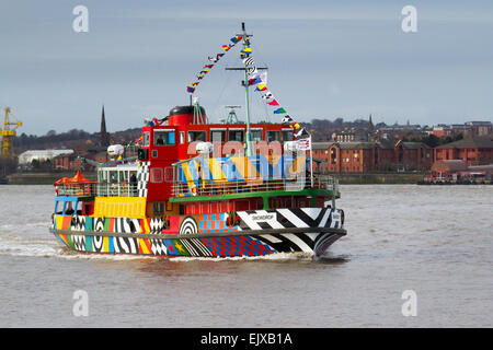 Die erste Segelfahrt der neu angestrichenen Dazzle Mersey Ferry im April 2015, die ein Schiff über den Fluss Mersey betreibt. Das von Sir Peter Blake im Rahmen der gedenkfeiern zum Ersten Weltkrieg geschaffene Gemälde Dazzle Ferry wurde entworfen. River Explorer Cruise an Bord von Snowdrop, dem bunt bemalten Dazzle Ferry Boat. Die Fähre wurde als „sagenhaftes Schiff“ ausgewählt und erhielt eine einzigartige neue Lackierung, die von der Blendle-Tarnung des Ersten Weltkriegs inspiriert wurde Stockfoto