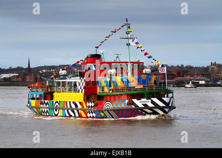 Die erste Segelfahrt der neu angestrichenen Dazzle Mersey Ferry im April 2015, die ein Schiff über den Fluss Mersey betreibt. Das von Sir Peter Blake im Rahmen der gedenkfeiern zum Ersten Weltkrieg geschaffene Gemälde Dazzle Ferry wurde entworfen. River Explorer Cruise an Bord von Snowdrop, dem bunt bemalten Dazzle Ferry Boat. Die Fähre wurde als „sagenhaftes Schiff“ ausgewählt und erhielt eine einzigartige neue Lackierung, die von der Blendle-Tarnung des Ersten Weltkriegs inspiriert wurde Stockfoto