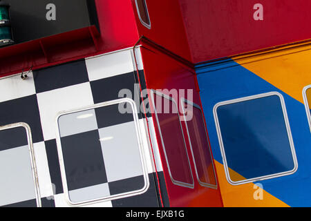 Inaugural segeln von Neu Painted Dazzle Ferry im April, 2015 operierendes Schiff über den Fluss Mersey. Dazzle Ferry gemaltes Design von Sir Peter Blake, als Teil des Ersten Weltkriegs gedenkfeiern. Flussexplorer Kreuzfahrt an Bord Snowdrop das hell gestrichene Dazzle Ferry Boot. Die Fähre wurde als "Blendle Ship" ausgewählt und erhielt eine einzigartige neue Lackierung, inspiriert von der Blendle Tarnung des Ersten Weltkriegs Stockfoto