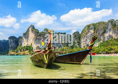 Long-Tail-Boote bei der Railay West Beach, Thailand. Stockfoto