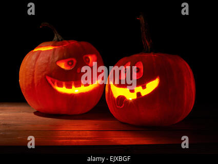 Zwei leuchtende Jack o Lantern Kürbisse Stockfoto