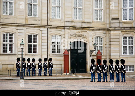 Die Wachablösung am königlichen Schloss Amalienborg in Dänemark Stockfoto