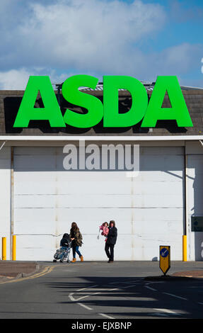 ASDA Supermarkt und Zeichen Logo Stadtzentrum Llanelli, Wales UK Stockfoto