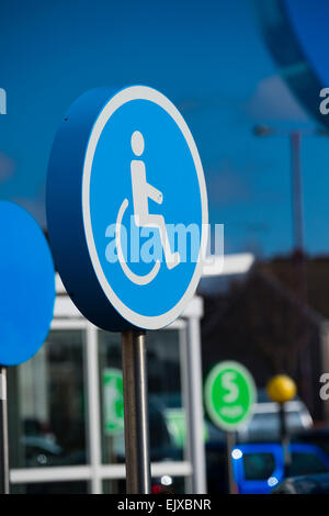 Behinderten Parkplatz Schild, ASDA Supermarkt, Stadtzentrum Llanelli, Wales UK Stockfoto