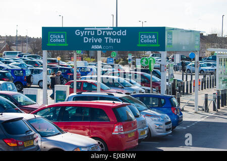 Zweisprachige walisische englischsprachige Beschilderung auf der "Drive Thru / Gyrru Drwodd" klicken Sie auf und sammeln Sie Shop und Auto Service im ASDA Supermarkt, Stadtzentrum Llanelli, Wales UK Stockfoto