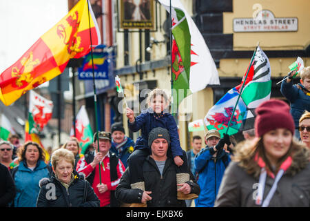 Menschen Sie, wehende Fahnen und Flaggen, die Teilnahme an der St Davids Day Parade und feiern, Wrexham, 1. März 2015 Stockfoto