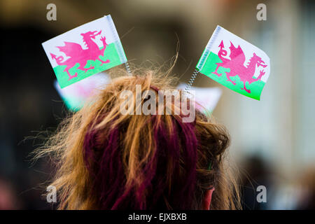 Menschen die Teilnahme an der St Davids Day Parade und feiern, Wrexham, 1. März 2015 Stockfoto