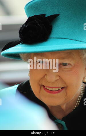 Sheffield, UK. 2. April 2015. Königin Elizabeth II. begleitet von HRH The Duke of Edinburgh kommen in Sheffield Cathedral, wo sie sich befinden, Maundy Money zu präsentieren. Bildnachweis: Matthew Taylor/Alamy Live-Nachrichten Stockfoto