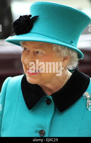 Sheffield, UK. 2. April 2015. Königin Elizabeth II. begleitet von HRH The Duke of Edinburgh kommen in Sheffield Cathedral, wo sie sich befinden, Maundy Money zu präsentieren. Bildnachweis: Matthew Taylor/Alamy Live-Nachrichten Stockfoto