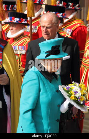 Sheffield, UK.  2. April 2015. Königin Elizabeth II und seine königliche Hoheit der Herzog von Edinburgh nach dem Besuch des Maundy Service in Sheffield Cathedral. In mehr als 900 Jahren ist dies das erste Mal, die dieser Staat Gelegenheit genommen hat Platz in South Yorkshire. Bildnachweis: Matthew Taylor/Alamy Live-Nachrichten Stockfoto