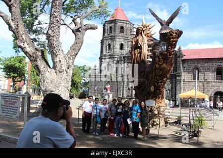 Eine Gruppe von katholischen Gläubigen eine Aufnahme vor der Statue der Heiligen Maria von Guadalupe mit San Ildefonso De Toledo unter dem Titel "Pamana ng Tanay" (ein Erbe von Tanay) während ihrer Visita Iglesia (Visita Iglesia ist eine Tradition, die ein Katholik besuchen müssen in der Liste 7 Kirche 14 Kirche jeden Karwoche). Die Kirche von San Ildefonso De Toledo Pfarrkirche in Tanay, Rizal (East Provinz von Manila) machte ein historisches Wahrzeichen und erste in den Philippinen, aus denen einen Jahrtausend-Baum von Akazien, ein Symbol oder ein Heiliger zu werden. (Foto von Gregorio B. Dantes Jr./Pacific Press) Stockfoto