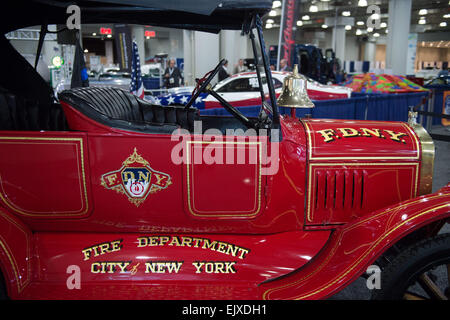 Manhattan, New York, USA. 1. April 2015. FDNY Fire Chief 1924 Ford Modell T Feuerwehrauto auf dem Display an der 2015 New York International Auto Show, Jacob Javits Center, Mittwoch, 1. April 2015. Bildnachweis: Bryan Smith/ZUMA Draht/Alamy Live-Nachrichten Stockfoto