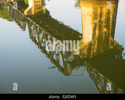 Brücke über den Fluss Khwai, Kanchanaburi, Thailand, bekannt als Todesbahn oder Burma-Bahn. Stockfoto