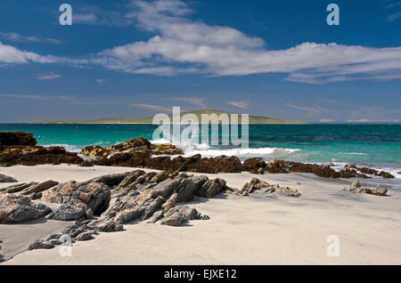 Blick auf Pabbay von Berneray mit Rock und surf Stockfoto