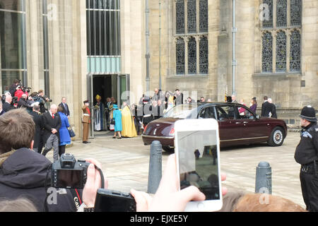 Sheffield, UK. 2. April 2015. Menschenmassen vor der Kathedrale als die Königin kommt. Ihre Majestät die Königin besucht Sheffield Cathedral zum ersten Mal für die traditionellen Gründonnerstag wo sie 89 Pence 178 Männer und Frauen geben. Bildnachweis: Matthew Chattle/Alamy Live-Nachrichten Stockfoto