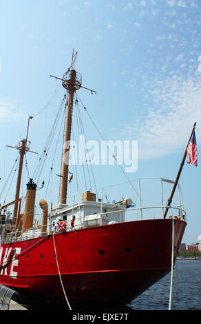 Rote Schiff außerhalb national Aquarium in Baltimore, Maryland, USA Stockfoto