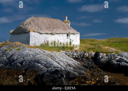 Blackhouse Stall am Ufer South uist Stockfoto