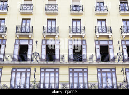 Alte gelbe Fassade, Detail der klassischen Architektur Stockfoto