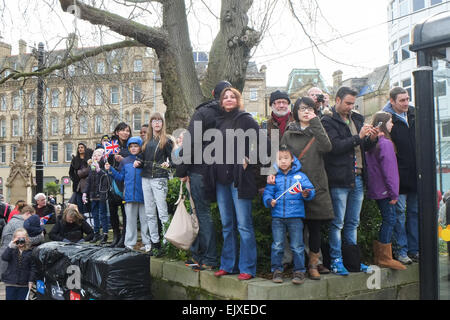 Sheffield, UK. 2. April 2015. Menschenmengen säumen die Straßen warten auf die Königin zu sehen. Ihre Majestät die Königin besucht Sheffield Cathedral zum ersten Mal für die traditionellen Gründonnerstag wo sie 89 Pence 178 Männer und Frauen geben. Bildnachweis: Matthew Chattle/Alamy Live-Nachrichten Stockfoto