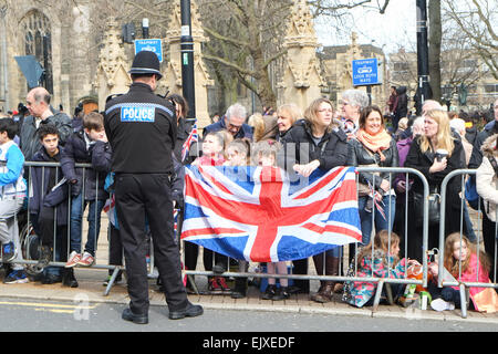 Sheffield, UK. 2. April 2015. Menschenmengen säumen die Straßen warten auf die Königin zu sehen. Ihre Majestät die Königin besucht Sheffield Cathedral zum ersten Mal für die traditionellen Gründonnerstag wo sie 89 Pence 178 Männer und Frauen geben. Bildnachweis: Matthew Chattle/Alamy Live-Nachrichten Stockfoto