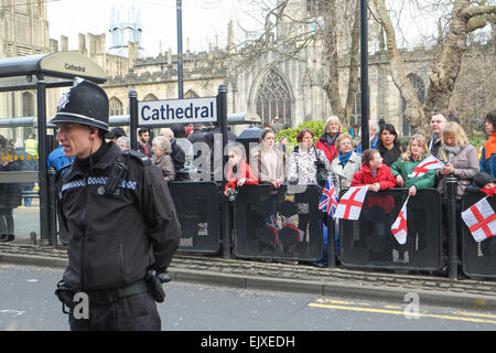 Sheffield, UK. 2. April 2015. Menschenmengen säumen die Straßen warten auf die Königin zu sehen. Ihre Majestät die Königin besucht Sheffield Cathedral zum ersten Mal für die traditionellen Gründonnerstag wo sie 89 Pence 178 Männer und Frauen geben. Bildnachweis: Matthew Chattle/Alamy Live-Nachrichten Stockfoto