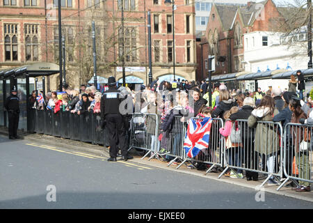 Sheffield, UK. 2. April 2015. Ihre Majestät die Königin besucht Sheffield Cathedral zum ersten Mal für die traditionellen Gründonnerstag wo sie 89 Pence 178 Männer und Frauen geben. Bildnachweis: Matthew Chattle/Alamy Live-Nachrichten Stockfoto