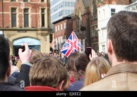 Sheffield, UK. 2. April 2015. Menschenmengen säumen die Straßen warten auf die Königin zu sehen. Ihre Majestät die Königin besucht Sheffield Cathedral zum ersten Mal für die traditionellen Gründonnerstag wo sie 89 Pence 178 Männer und Frauen geben. Bildnachweis: Matthew Chattle/Alamy Live-Nachrichten Stockfoto