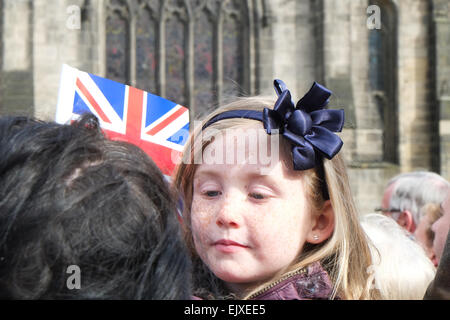 Sheffield, UK. 2. April 2015. Menschenmengen säumen die Straßen warten auf die Königin zu sehen. Ihre Majestät die Königin besucht Sheffield Cathedral zum ersten Mal für die traditionellen Gründonnerstag wo sie 89 Pence 178 Männer und Frauen geben. Bildnachweis: Matthew Chattle/Alamy Live-Nachrichten Stockfoto