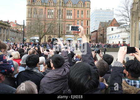 Sheffield, UK. 2. April 2015. Menschenmengen säumen die Straßen warten auf die Königin zu sehen. Ihre Majestät die Königin besucht Sheffield Cathedral zum ersten Mal für die traditionellen Gründonnerstag wo sie 89 Pence 178 Männer und Frauen geben. Bildnachweis: Matthew Chattle/Alamy Live-Nachrichten Stockfoto