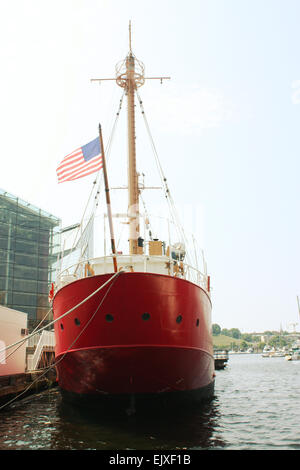 Rote Schiff außerhalb das national Aquarium in Baltimore, Maryland, USA Stockfoto