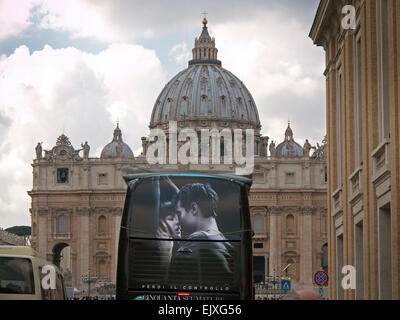 Ein Reisebus, geschmückt mit einem Plakat für den Film "50 Shades of Gray" Parks, Petersplatz, Rom Stockfoto