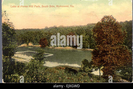 Ein Vintage-Postkartenbild aus dem frühen 20. Jahrhundert in Richmond, Virginia, zeigt den ruhigen See im Forest Hill Park. Dieses Foto spiegelt das historische Layout und die Schönheit des Parks mit seinen Bäumen und Wasserspielen wider. Stockfoto
