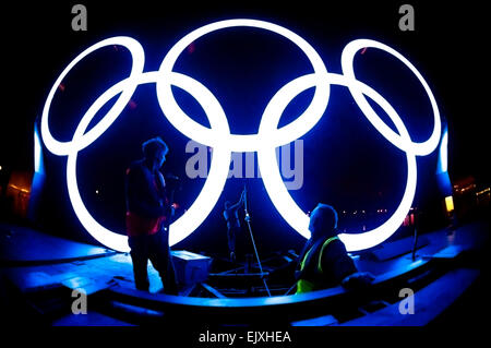 Die Olympischen Ringe leuchten Arbeitnehmer Installation der Interaktive", Ringe auf dem Fluss' Ausstellung, die während der Olympischen Spiele in London 2012. England. Stockfoto