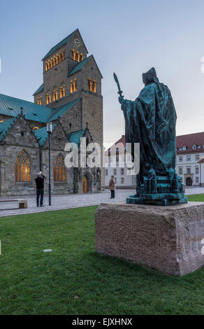 Deutschland, Hildesheim, Dom mit Bernward Denkmal in der Abenddämmerung Stockfoto