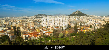 Panorama von Athen und Lycabettus-Hügel (rechts) in Griechenland. Stockfoto