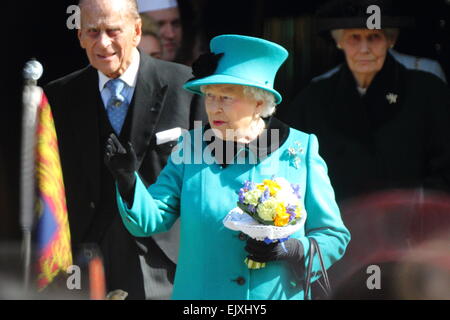 Sheffield, UK. 2. April 2015. Königin Elizabeth II und HRH The Duke of Edinburgh entstehen aus Sheffield Rathaus wo sie hatten Mittagessen nach ihrer früheren Teilnahme an der Royal Maundy Service in Sheffield Cathedral. Bildnachweis: Matthew Taylor/Alamy Live-Nachrichten Stockfoto