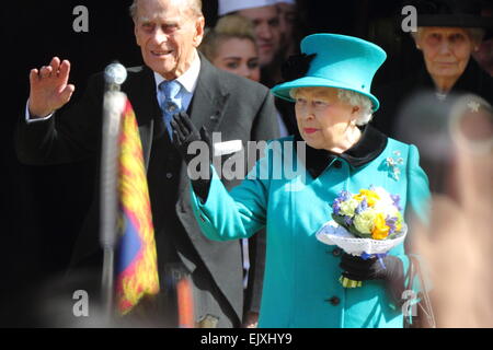 Sheffield, UK. 2. April 2015. Königin Elizabeth II und HRH The Duke of Edinburgh entstehen aus Sheffield Rathaus wo sie hatten Mittagessen nach ihrer früheren Teilnahme an der Royal Maundy Service in Sheffield Cathedral. Bildnachweis: Matthew Taylor/Alamy Live-Nachrichten Stockfoto