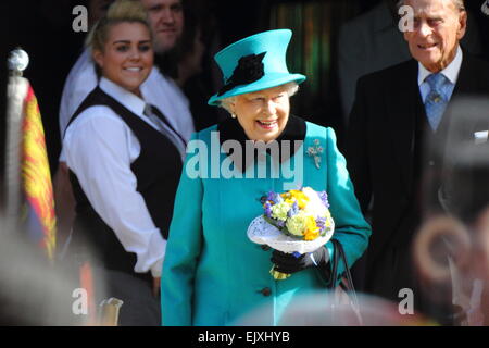 Sheffield, UK. 2. April 2015. Königin Elizabeth II und HRH The Duke of Edinburgh entstehen aus Sheffield Rathaus wo sie hatten Mittagessen nach ihrer früheren Teilnahme an der Royal Maundy Service in Sheffield Cathedral. Bildnachweis: Matthew Taylor/Alamy Live-Nachrichten Stockfoto