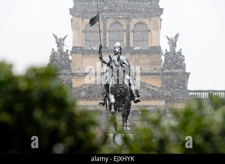 Donnerstag. 2. April 2015. Menschen stehen rund um die Statue von St. Wenzel unter dem Schnee in der Prager Innenstadt am Donnerstag, 2. April 2015. Wetter Prognosen Schneefall für den größten Teil der Tschechischen Republik am Donnerstag Nachmittag und Abend. © Vit Simanek/CTK Foto/Alamy Live-Nachrichten Stockfoto